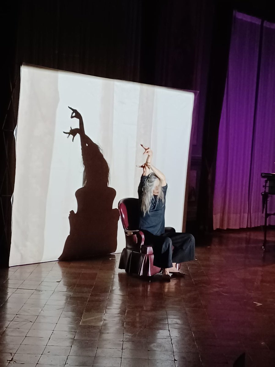 patrimonigencat's tweet image. 🏛️🎭Arrenca l’#EntreVeus, el festival de narració oral pel Dia Internacional dels Monuments!

✨'El salto del ciervo' d'Inés Boza i Edurne Arizu ha omplert el Palau Moja de música, dansa i històries que ens parlen de memòria i veu pròpia.

👉 Patrimoni.gencat.cat/entreveus