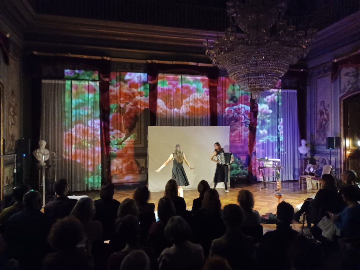 patrimonigencat's tweet image. 🏛️🎭Arrenca l’#EntreVeus, el festival de narració oral pel Dia Internacional dels Monuments!

✨'El salto del ciervo' d'Inés Boza i Edurne Arizu ha omplert el Palau Moja de música, dansa i històries que ens parlen de memòria i veu pròpia.

👉 Patrimoni.gencat.cat/entreveus