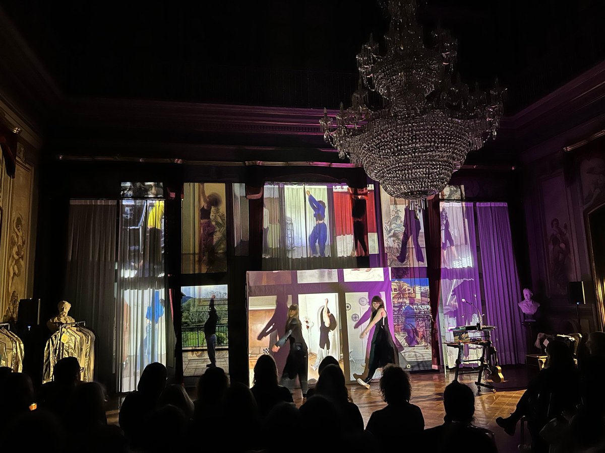 patrimonigencat's tweet image. 🏛️🎭Arrenca l’#EntreVeus, el festival de narració oral pel Dia Internacional dels Monuments!

✨'El salto del ciervo' d'Inés Boza i Edurne Arizu ha omplert el Palau Moja de música, dansa i històries que ens parlen de memòria i veu pròpia.

👉 Patrimoni.gencat.cat/entreveus