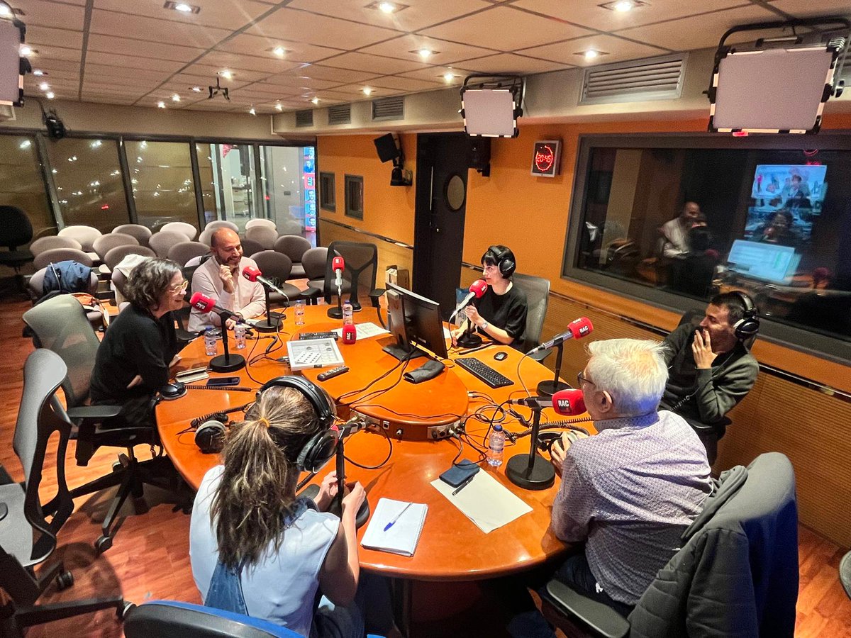 No ho sé RAC1 (@nohoserac1) on Twitter photo La tertúlia!
📌 Parlem de les mones de pasqua amb Susana Cosp, 6a generació a la Pastisseria Cosp, una de les més antigues de Catalunya.
📌Els vapejadors poden tornar a les platges de Barcelona.
🗣️ <a href="/rafa_garrido2/">Rafa Garrido</a>, <a href="/nuriaorrg/">Núria Orriols Guiu</a>, <a href="/aramateix/">Eulàlia Reguant Cura</a> i <a href="/JotaMSilvaA/">Josep Manuel Silva</a>. La tertúlia!
📌 Parlem de les mones de pasqua amb Susana Cosp, 6a generació a la Pastisseria Cosp, una de les més antigues de Catalunya.
📌Els vapejadors poden tornar a les platges de Barcelona.
🗣️ <a href="/rafa_garrido2/">Rafa Garrido</a>, <a href="/nuriaorrg/">Núria Orriols Guiu</a>, <a href="/aramateix/">Eulàlia Reguant Cura</a> i <a href="/JotaMSilvaA/">Josep Manuel Silva</a>.