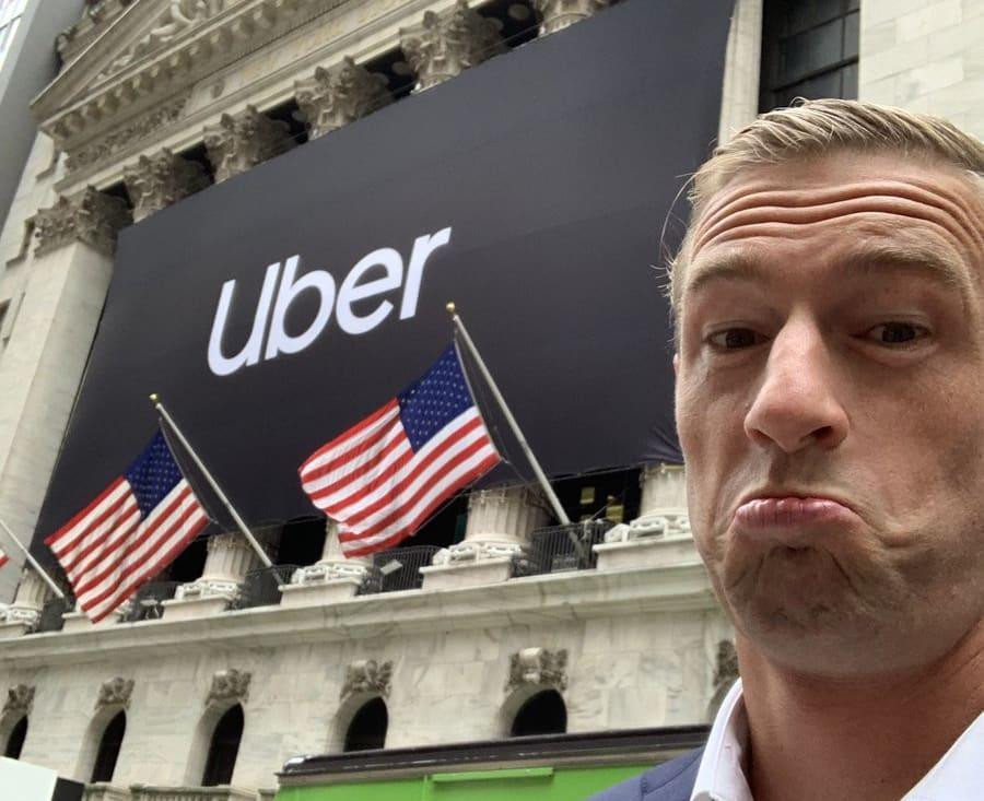 الرجل الذي جعل مليار دولار من تغريدة واحدة

هذا هو رايان جرايفز.

• رد على تغريدة ترافيس كالانيك في عام 2010.
• أصبح أول موظف في أوبر.
• حصل على 5% من الأسهم — والتي تساوي الآن 1.4 مليار دولار.

إليك كيف جعلت تغريدة واحدة منه مليارديرًا: