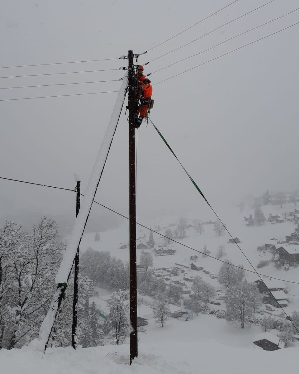 Mit Stand Donnerstagabend 17.4.2025 sind noch rund 3'400 Anschlüsse im Berner Oberland von einem Unterbruch in der Stromversorgung nach den starken Schneefällen betroffen. Mehr dazu im Blog: bkw.ch/de/ueber-uns/a…