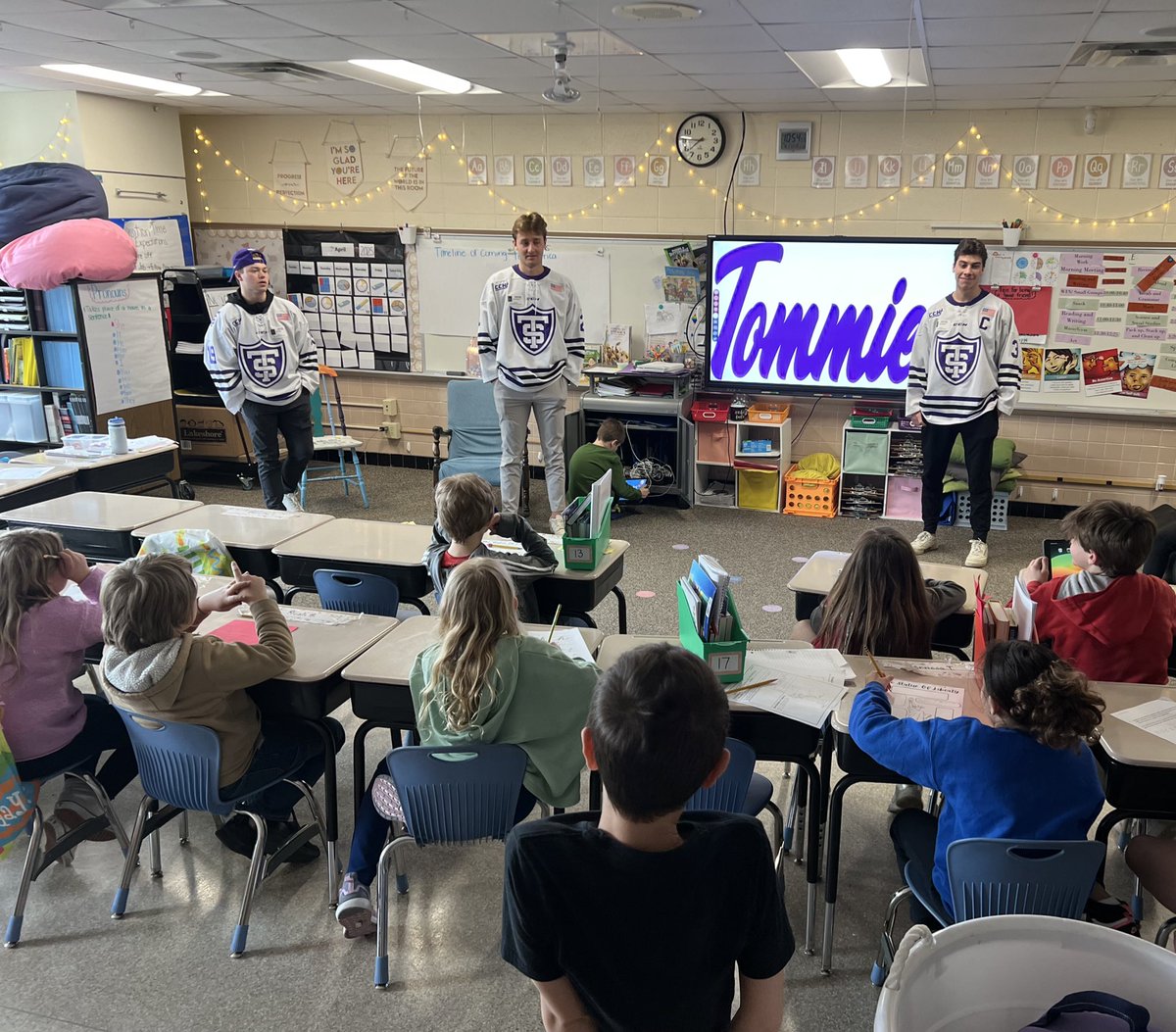 Tommies in the community😁

It was fantastic seeing our friends at JFK Elementary in Hastings last week! 

#RollToms | #FidesInFratrem