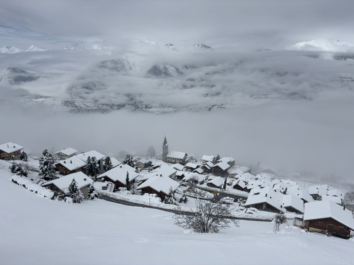 During today’s snowstorm a brief break in the clouds revealing the Rhône valley blanketed in snow, one of those ones to remember #Valais #4vallees