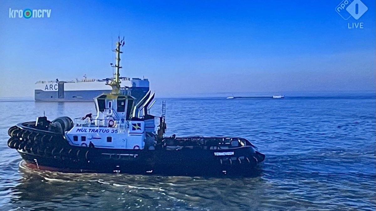 Een bijzonder moment in The Passion:
Jezus op de ene boot, terwijl de ARC rustig op de achtergrond voorbij vaart.
Soms zit de symboliek gewoon in het decor.#thepassion