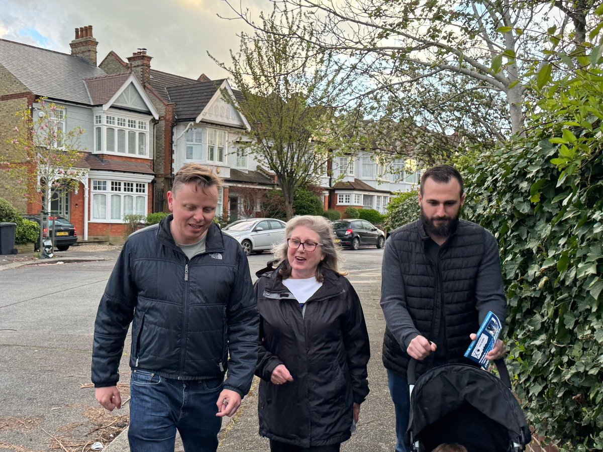 A fantastic evening out door knocking in Whetstone with <a href="/Councillorsuzie/">Susan Hall AM</a> and Theresa Villiers. Great response. #VoteConservative #15May
