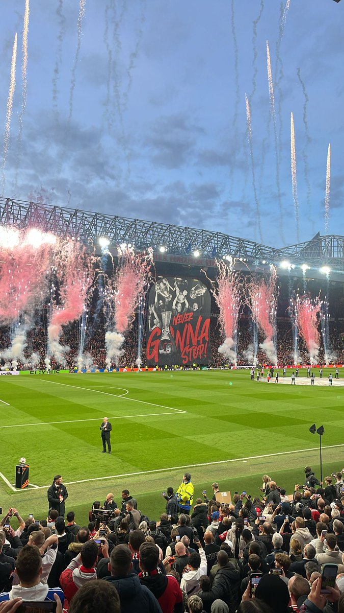Stretford End Flags tweet media