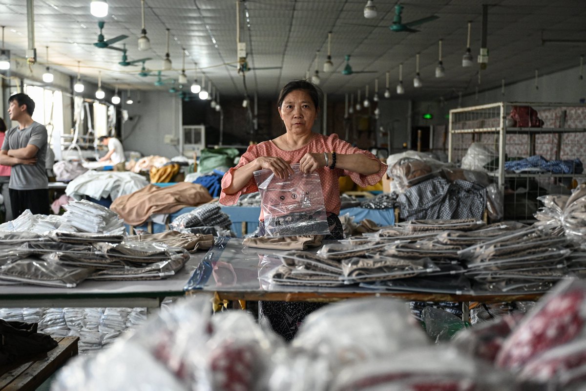 Reforma's tweet photo. En medio de la guerra arancelaria entre EU y China, fabricantes asiáticos decidieron exhibir la producción que hay detrás de los artículos de grandes marcas de lujo, como Gucci, Prada o Louis Vuitton. Esto es lo que se sabe 🧵

https://t.co/HwcvsfPsvA
📷AFP https://t.co/mjSRsHAf8l