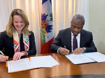 Haïti et l’OIM ont renouvelé mardi leur accord de siège. Amy Pope réaffirme l’engagement de l’<a href="/IOMHaiti/">IOM Haiti</a> à « rester aux côtés du peuple haïtien ». Un partenariat stratégique dans un contexte de crise migratoire et humanitaire.<a href="/MAE_Haiti/">Ministère des Affaires étrangères et des Cultes</a> <a href="/SkandalNews/">SkandalNews</a>
