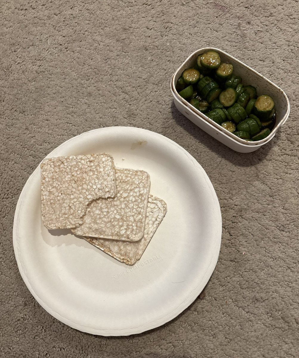 deerskeleton's tweet photo. ugly ahh lunch. stale rice cakes and cucumbers w soy sauce, sriracha and honey

124 cals https://t.co/lb9XKrfBMr