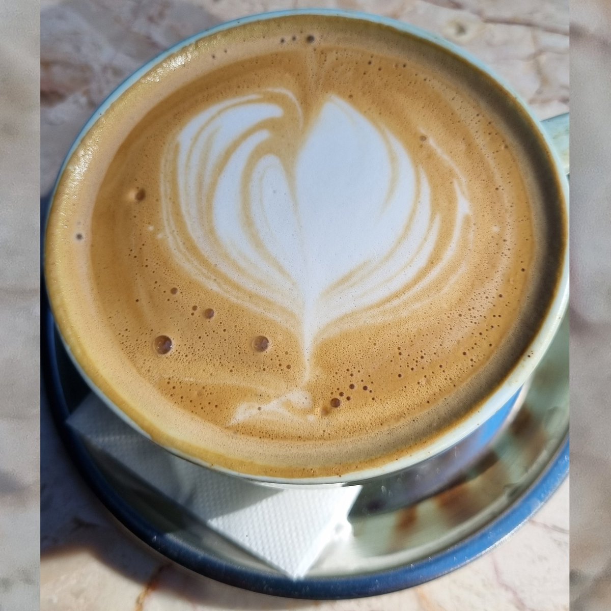 acroyogateacher's tweet photo. latte art // feather-like white foam design with curved lines on brown coffee
#coffee #latteart #featherdesign #foamart #cafe #hakan #yasarcan #acroyogateacher https://t.co/bK9oaEr6tC