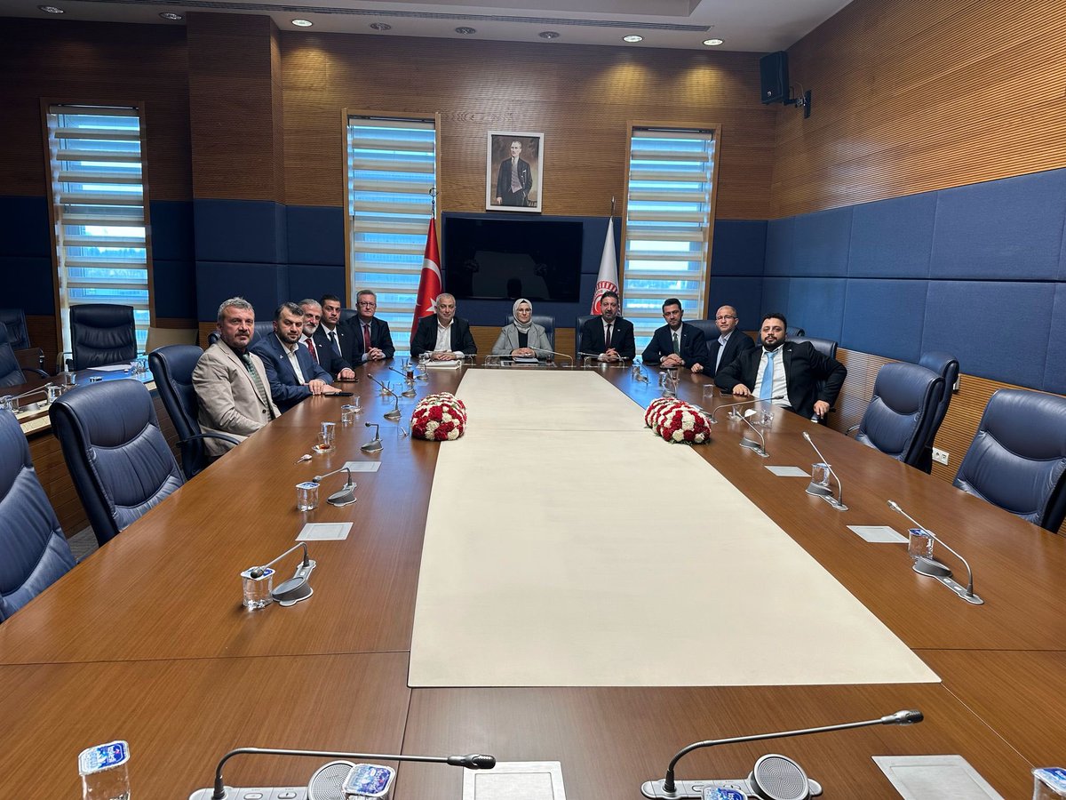 Yeni zamanın adı olan Yapay Zekâ Devrimi, fırsatları kadar tehditleri de içinde barındırmaktadır.

Eğer Yapay Zekâ Devrimi’ne anlam katacak bilgi ve pratiği, Anadolu irfanı temelli bir yaklaşımla biz üretmez ve pratiğe dökmezsek; küresel paganist yapı, bu devrim üzerinden