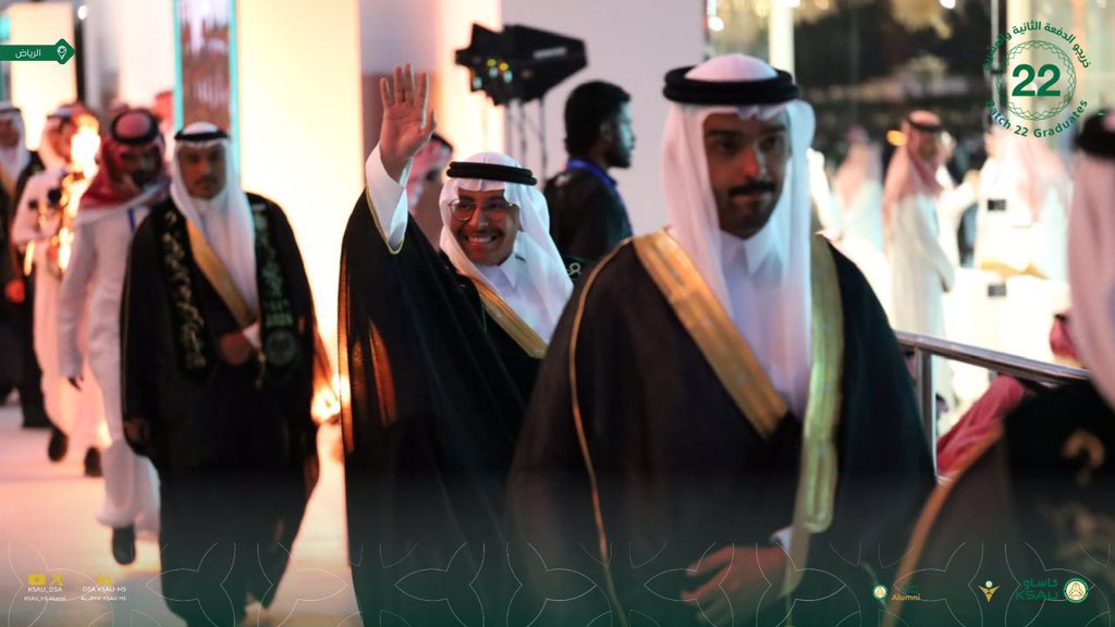 بفضل اللّٰه وكرمه، تم تخرّجي من جامعة الملك سعود بن عبد العزيز للعلوم الصحية حاصلًا على درجة البكالوريوس في الطب والجراحة بتقدير ممتاز مع مرتبة الشرف 🎓
