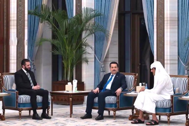 سيدي سمو الأمير المفدى التقى في الديوان الأميري اليوم الرئيس السوري أحمد الشرع ورئيس الوزراء العراقي محمد شياع السوداني..
ويأتي هذا اللقاء انطلاقاً من حرص الدبلوماسية القطرية ودورها الكبير في ازالة العقبات التي تقف في طريق التوافق والوئام بين الأشقاء واعادة العلاقات بين البلدين