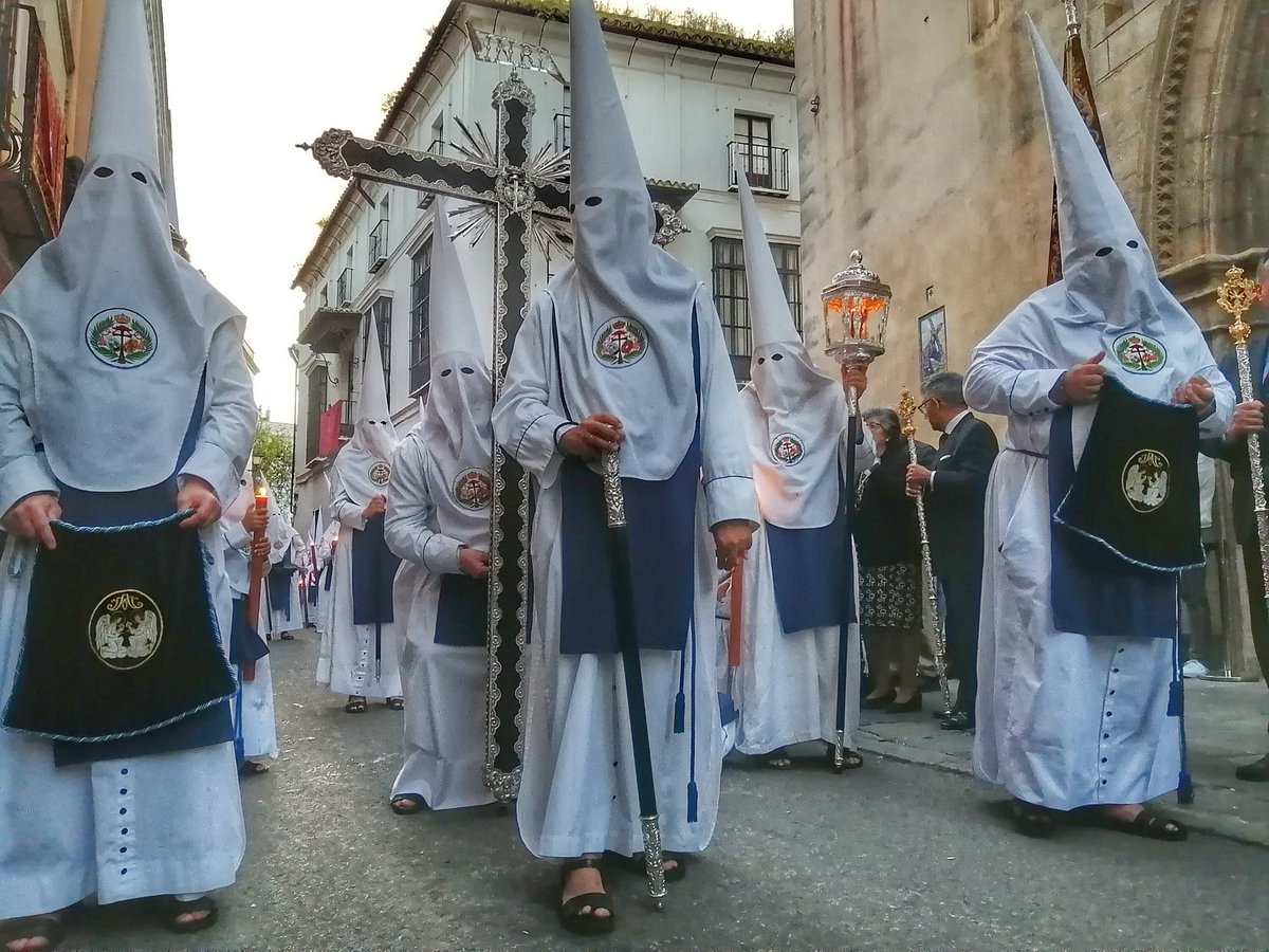 Solo en Sevilla. Solo en los Negritos. Dos hermanos con bolsas de terciopelo azul abren el cortejo como limosneros. Ya no piden como antaño, pero recuerdan la raíz: caridad, hospital, esclavos olvidados... Historia viva delante de la Cruz de Guía.
#JuevesSanto #SSantaSevilla25