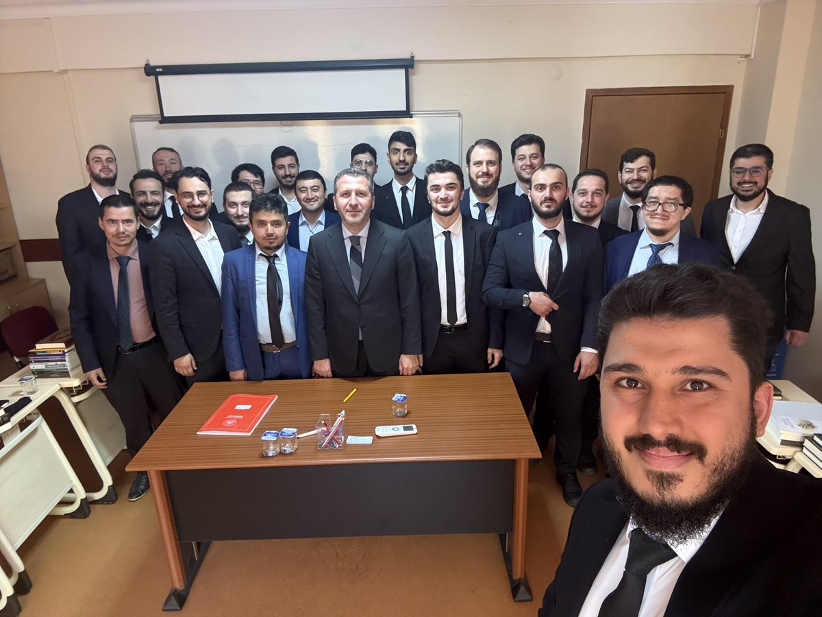 Haseki Eğitim Merkezi’nde III. Dönem Aday Din Görevlileri Mesleğe Hazırlık Kursu kapsamında sekiz ay sürecek mesleki beceriler derslerinin ilkini gerçekleştirdik. 

Rabbim istifade edilen, hayra vesile olan bir süreç nasip eylesin. Tüm kardeşlerime muvaffakiyetler diliyorum.