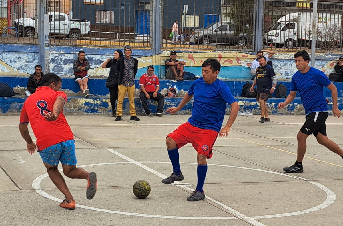 Dsocial_II's tweet image. ¡Felicitaciones a todos! En una vibrante jornada y ante gran cantidad de público, finalizó el torneo de baby fútbol de personas en situación de calle en #Antofagasta, donde el equipo de Centro Día Tabor se coronó campeón del certamen.
@MinDesarrollo 
@VoceriaAntofa