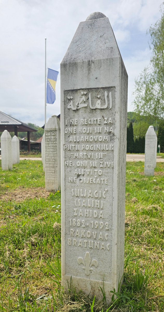 17. april 1992. u Bratunac su stigle dobrovoljačke vojne formacije iz Srbije i JNA koji su uz pomoć naoružanih bosanskih Srba do 17. maja 1992.protjerali do tada većinsko Bošnjačko stanovništvo. Ulica svjedoči veličanju a nišani ubijene djece i staraca o rezultatima i namjerama.
