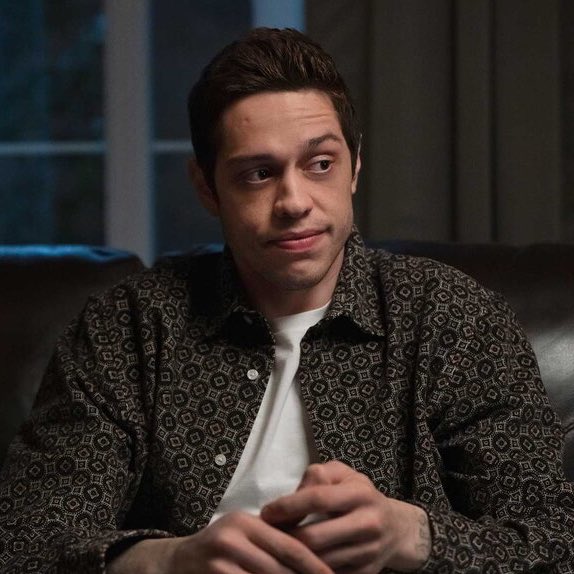 DiscussingFilm's tweet image. Pete Davidson has been cast alongside Nicholas Hoult in David Leitch’s heist thriller ‘HOW TO ROB A BANK’.

The film will be getting a theatrical release from Amazon MGM.

(Source: Deadline)