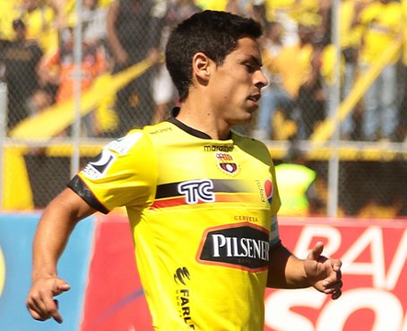DylanAndrews73's tweet photo. Esta es la única camiseta de BSC que armoniza bien su diseños con el exceso de patrocinadores. Además le sobra aura y no le quedaba mal a ningún jugador, ni al gordo Lucho https://t.co/lqIRLAJvBP