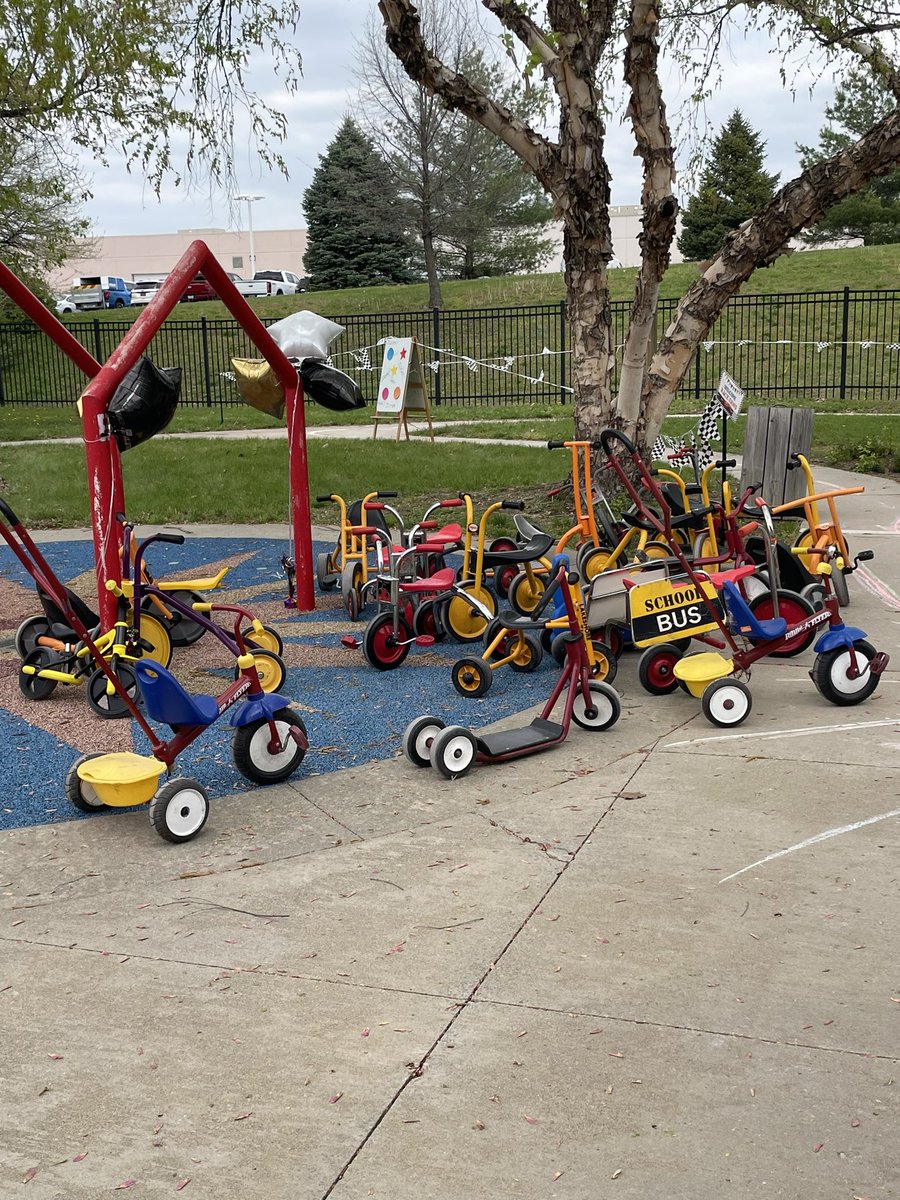 We have so many Trike-A-Thon riders this year, we had to borrow extra trikes! Thank you to our neighbor district friends from <a href="/NKCEarlyed/">NKC Schools Early Education</a> <a href="/RQSThreeTrails/">Three Trails Preschool</a> @FtOsageSchool 
Cooperation at its finest! 👊🏻 YAY 🏆
#ShareTheGoodLPS