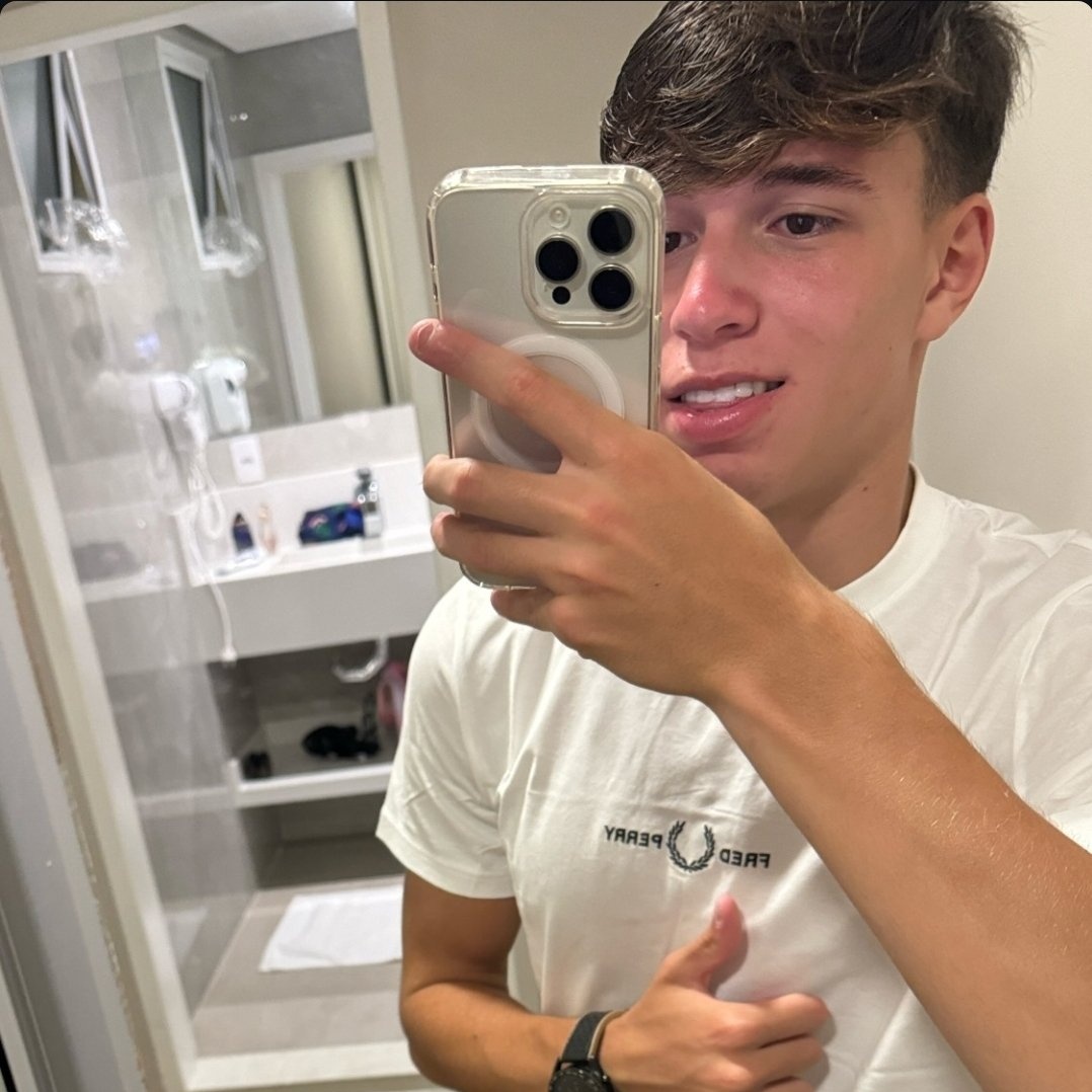 ataeswifitie's tweet photo. o viado q chamou a Ari de feia kkk https://t.co/zQNWlP8Q9v