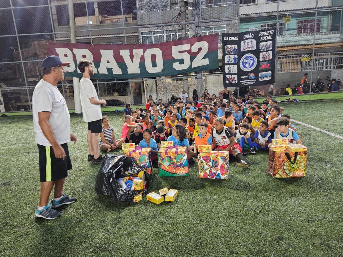 bravo52oficial's tweet photo. Na última terça-feira realizamos nossa primeira ação social de Páscoa de 2025. Visitamos o Complexo do Alemão e fomos recebidos pelos amigos do projeto social Centro de Treinamento União Esporte Educacional, que realiza um trabalho incrível com as crianças da comunidade. 

Nossa ação contou com a presença de 150 crianças, que receberam caixas de bombom, lanche e brindes doados pelo Fluminense. 

Agradecemos a todos que doaram e nos ajudaram durante a arrecadação. Nos próximos dias faremos mais duas ações em comunidades do RJ, com a expectativa de participação de mais de 300 crianças. 

#SigaABanda
