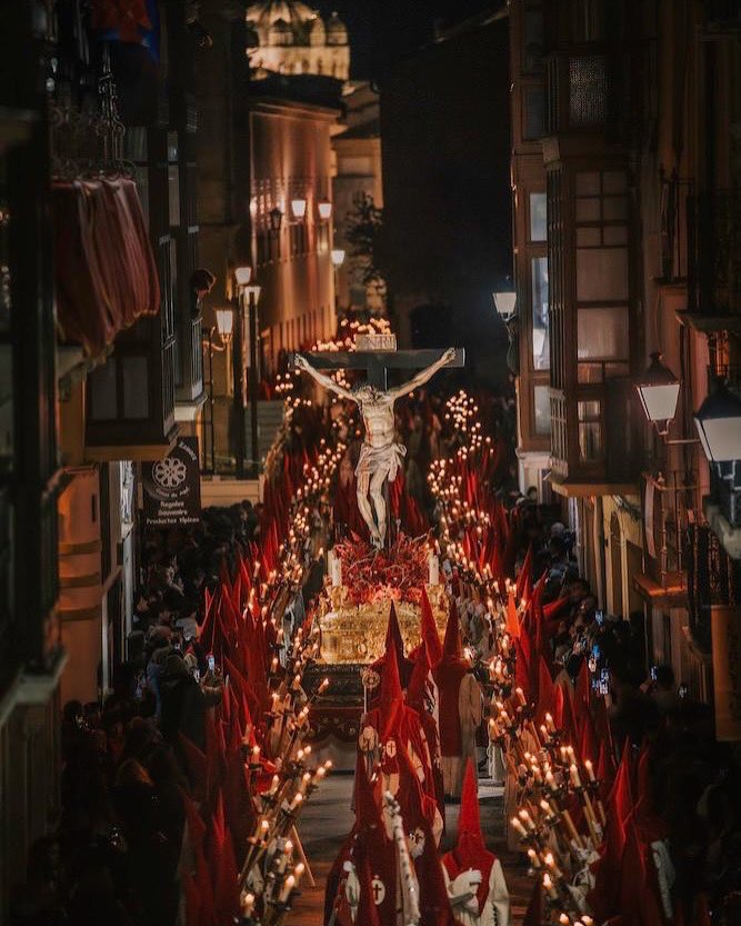 eldiadezamora's tweet photo. No es por ser reiterativos, pero la Semana Santa de Zamora es BIC, de Interés Turístico Internacional y no, no está lloviendo, las procesiones se están luciendo y nuestros Miércoles y Jueves Santo merecen ser noticia @rtvenoticias @A3Noticias @noticias_cuatro. #zamorasilenciada https://t.co/cYWWsnb8E8
