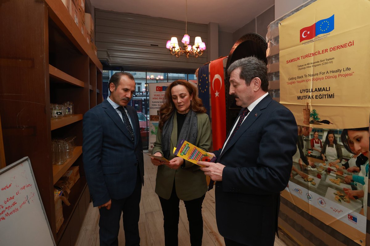 TCSamsunValilik's tweet photo. 📍#Samsun Turizmciler Derneği

📌Valimiz Sayın @orhantavli_, 49. #TurizmHaftası münasebetiyle Samsun Turizmciler Derneği'nin Avrupa Birliği Proje Ofisi #Yerelemek'i ziyaret ederek,

İl Kültür ve Turizm Müdürü Süleyman Demirtaş, Samsun Turizmciler Derneği Başkanı Dilek Genç ve dernek üyeleriyle bir araya geldi, derneğin çalışmaları hakkında bilgi aldı.

📌Ziyarette, eşsiz tarihî ve kültürel mirasıyla kadim bir şehir olan #Samsun’umuzun kültür, tarih, sağlık, gastronomi, deniz, doğa, spor, arkeoloji, kongre ve kruvaziyer turizmi başta olmak üzere turizm sektörünün her alanından aldığı payın daha da artırılması için tüm paydaşlarla birlikte yürütülebilecek çalışmalar değerlendirildi.

📌Ziyarette ayrıca yöresel ot yemeklerimizden👇

✅️Isırgan çorbası
✅️Kırçan kavurması
✅️Çöklice (Sakarca) Mücver
✅️Turşu Kızartması
✅️ Kirimit, Tirmit Mantar Kavurması
✅️Yaprak Bezelye Cevizli
✅️Üzüm Papası'nın tanıtımı yapıldı.