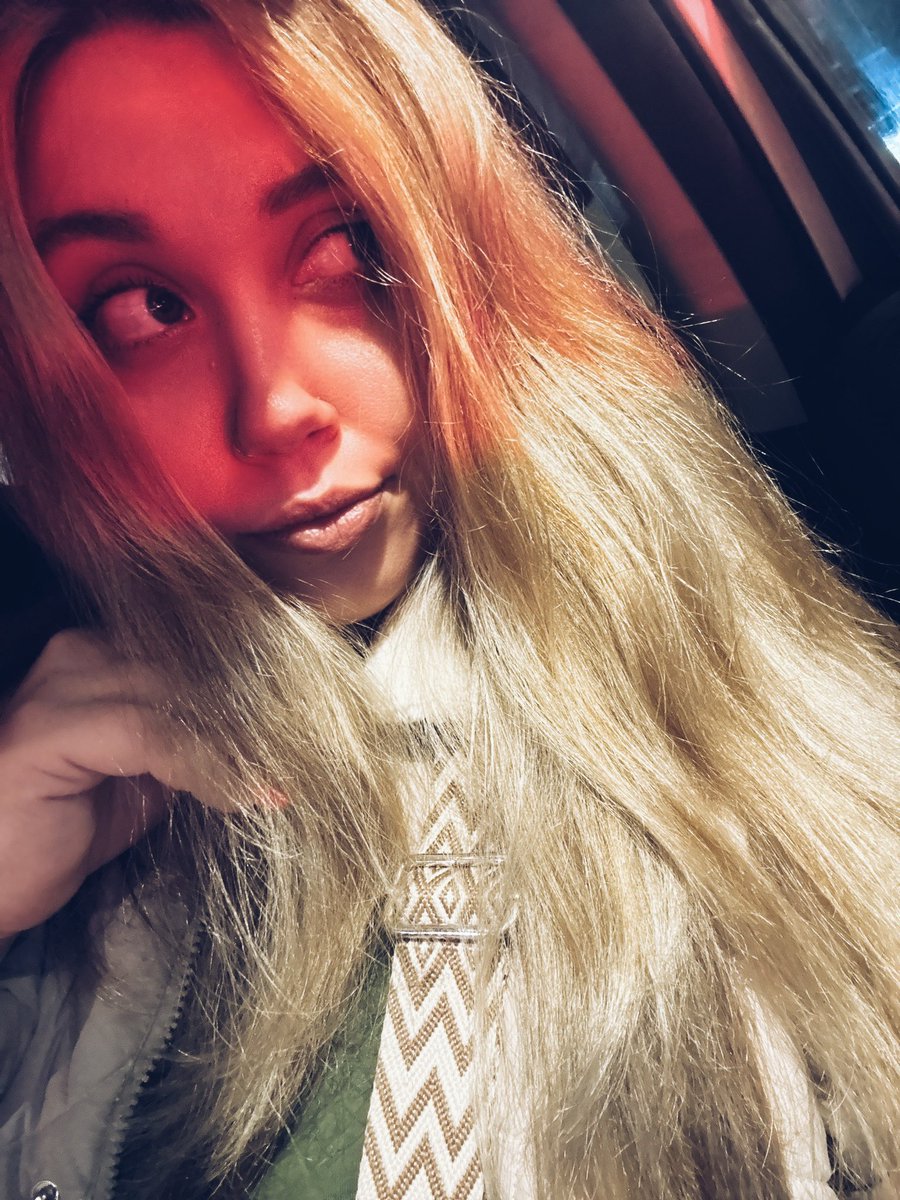 Тем временем, пока меня тут не было, я начала постепенно выкрашиваться в блондинку, носить все светлое и переходить на сторону розового цвета
Девочки такие девочки даже в 30 лет)