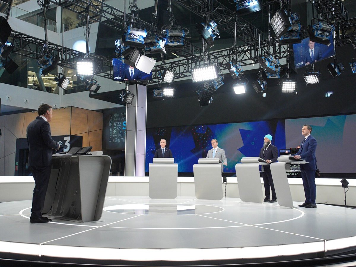 TOPXNews's tweet image. 🇨🇦 In Canada’s French-language election debate, Liberal PM Carney positioned himself as the challenger to Trump, emphasizing unity and leadership. Meanwhile, Conservative Poilievre called for change, appealing to voter discontent. The stakes are high! 🗳️ #CanadaElections #Frenc…