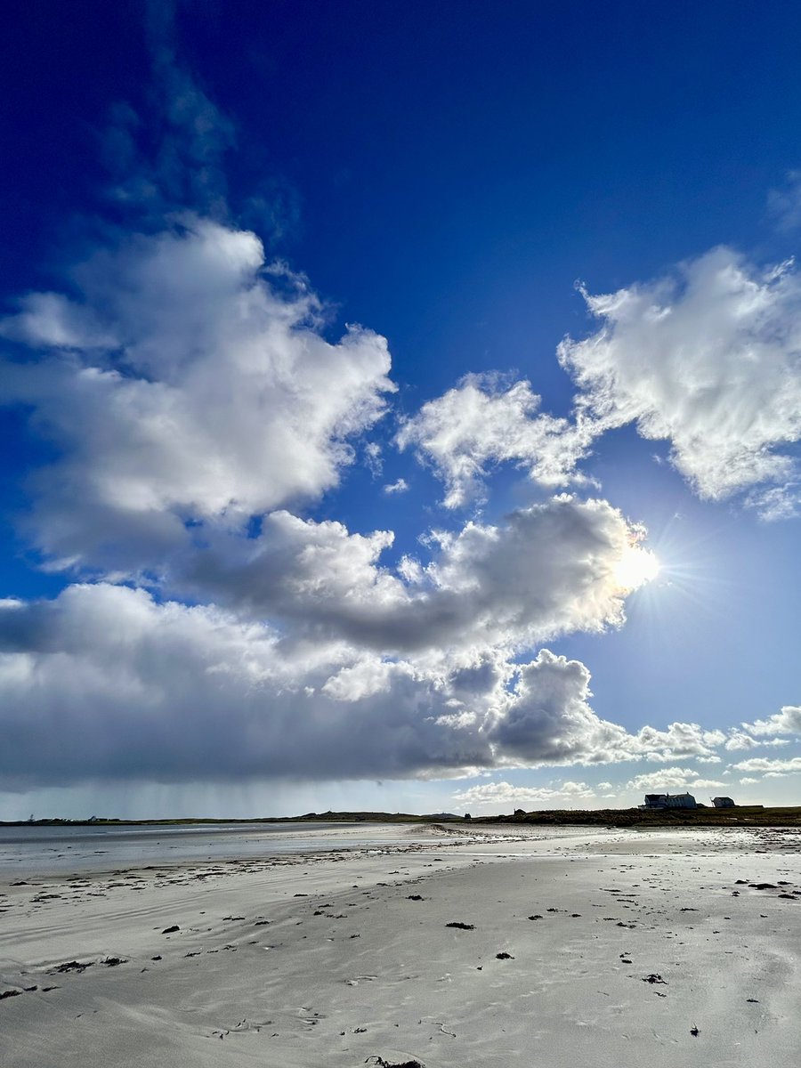 l3ethanyG's tweet photo. Has a photo ever summed up (west coast) Scottish weather more than this? Taken today at Gott Bay, Tiree.  @BBCScotWeather @metoffice @bbcweather @weatherchannel @IslesWeather https://t.co/jZPrvdAl33