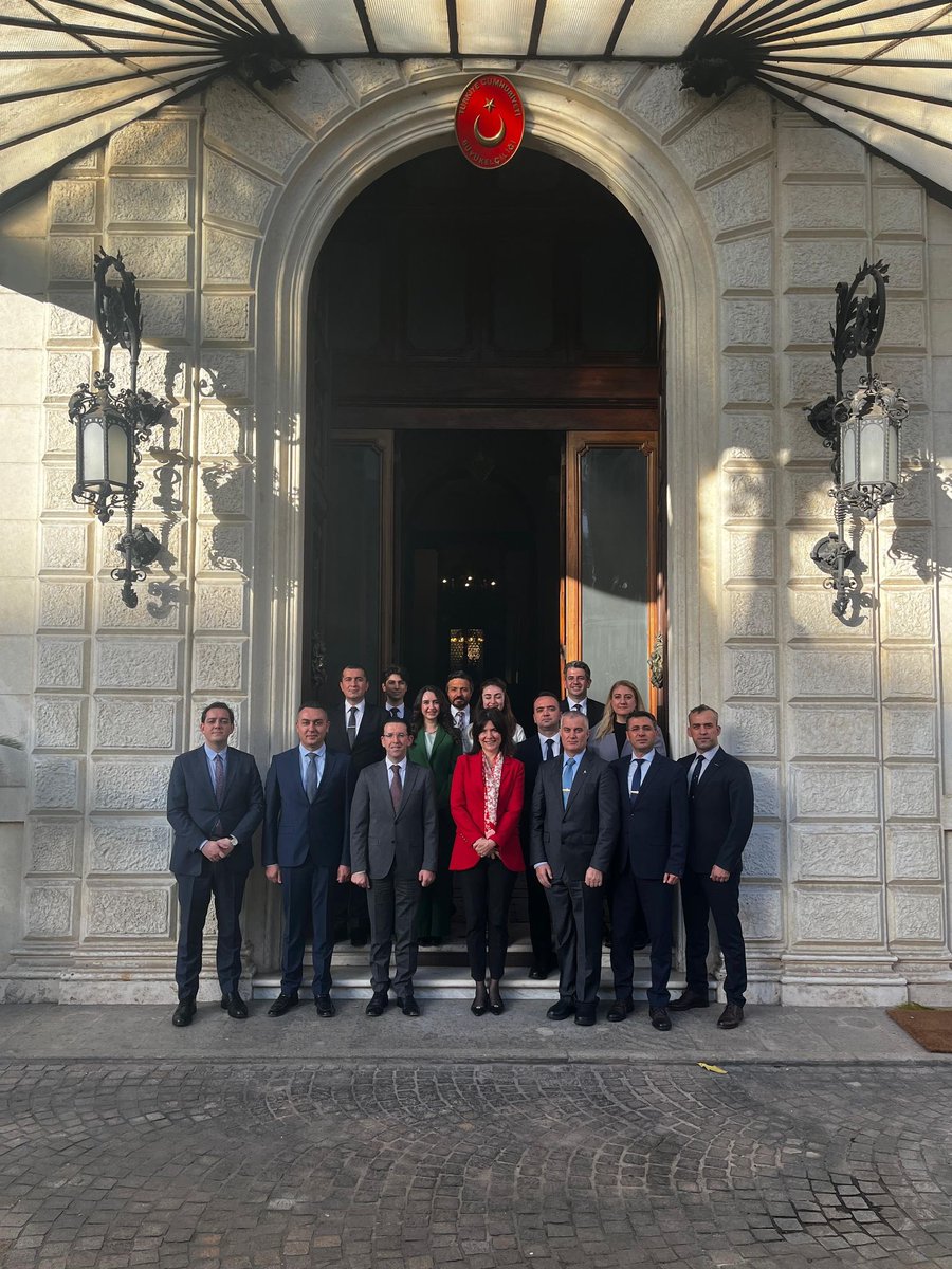 Roma’daki NATO Savunma Koleji bünyesinde eğitimlerine devam eden Türk kursiyerler ile Kolejde görev yapan Türk personel Büyükelçiliğimizi ziyaret etti.