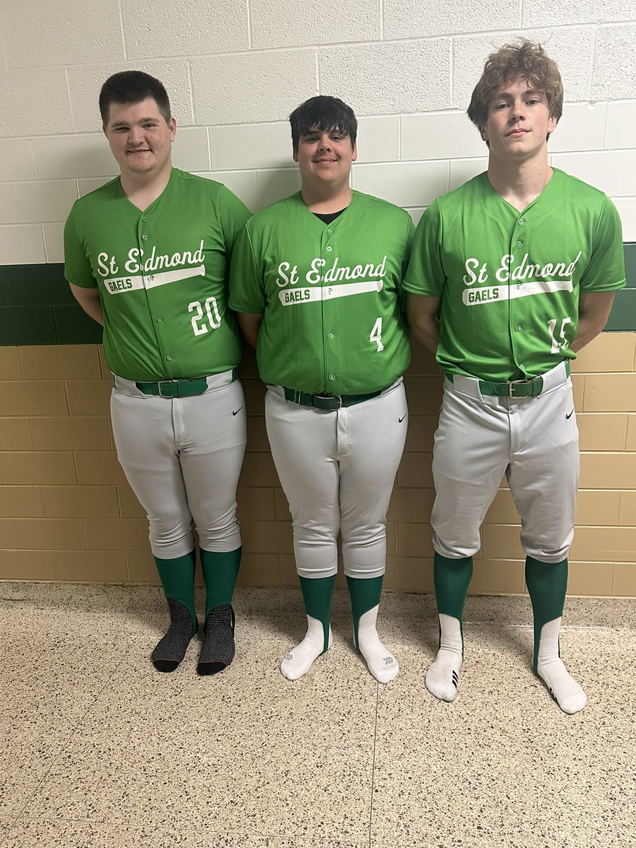 Seniors with the 2nd set of new uni’s💚⚾️