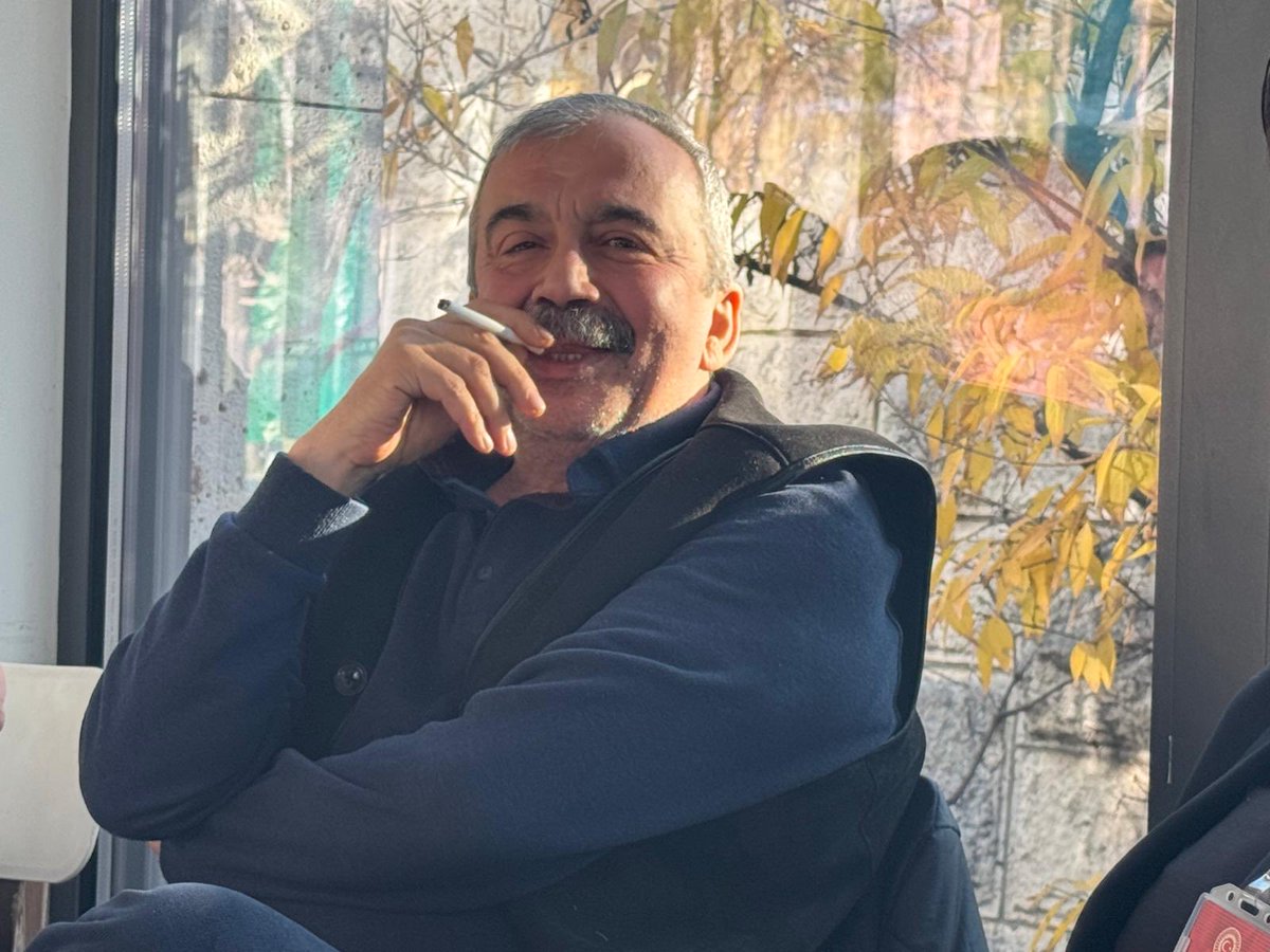 Bugün 
Yaşlı iki Kürt kendi aralarında sırrı Süreyya Önder'i konuşuyorlardı 
Biraz daha yaşlıca olanı 
" kürdün bahçesine bahar getiren adam " dedi
Ne güzel bir söz bu
" bahçemize baharı getiren adam "
Baharın hiç solmasın kurban 
Rengarenk çiçeklerin hep güzelleştirsin.