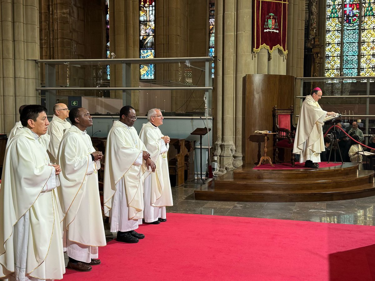 DiocesisVitoria's tweet photo. JUEVES SANTO ✝️ | La Concatedral de #VitoriaGasteiz ha acogido la Misa de la Cena del Señor presidida por el @ObispodeVitoria, D. Juan Carlos Elizalde en este #JuevesSanto, día del amor fraterno, de la instauración de la #Eucaristía y del orden sacerdotal. https://t.co/TG4UpMpfsR
