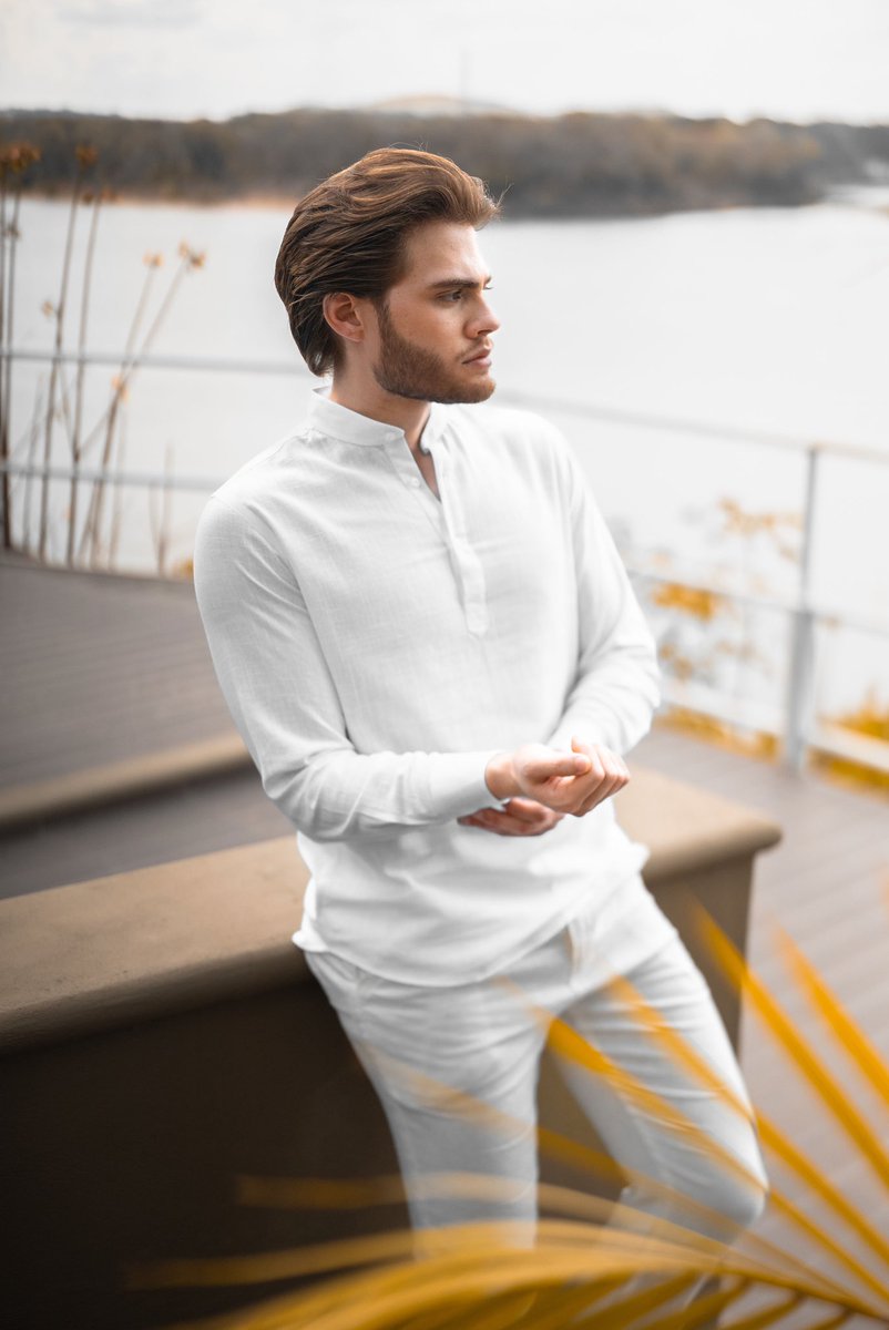 Camisa de cuello Mao con limpias líneas y pantalón fluido que se mueve con cada paso.

#shirt #pant #white