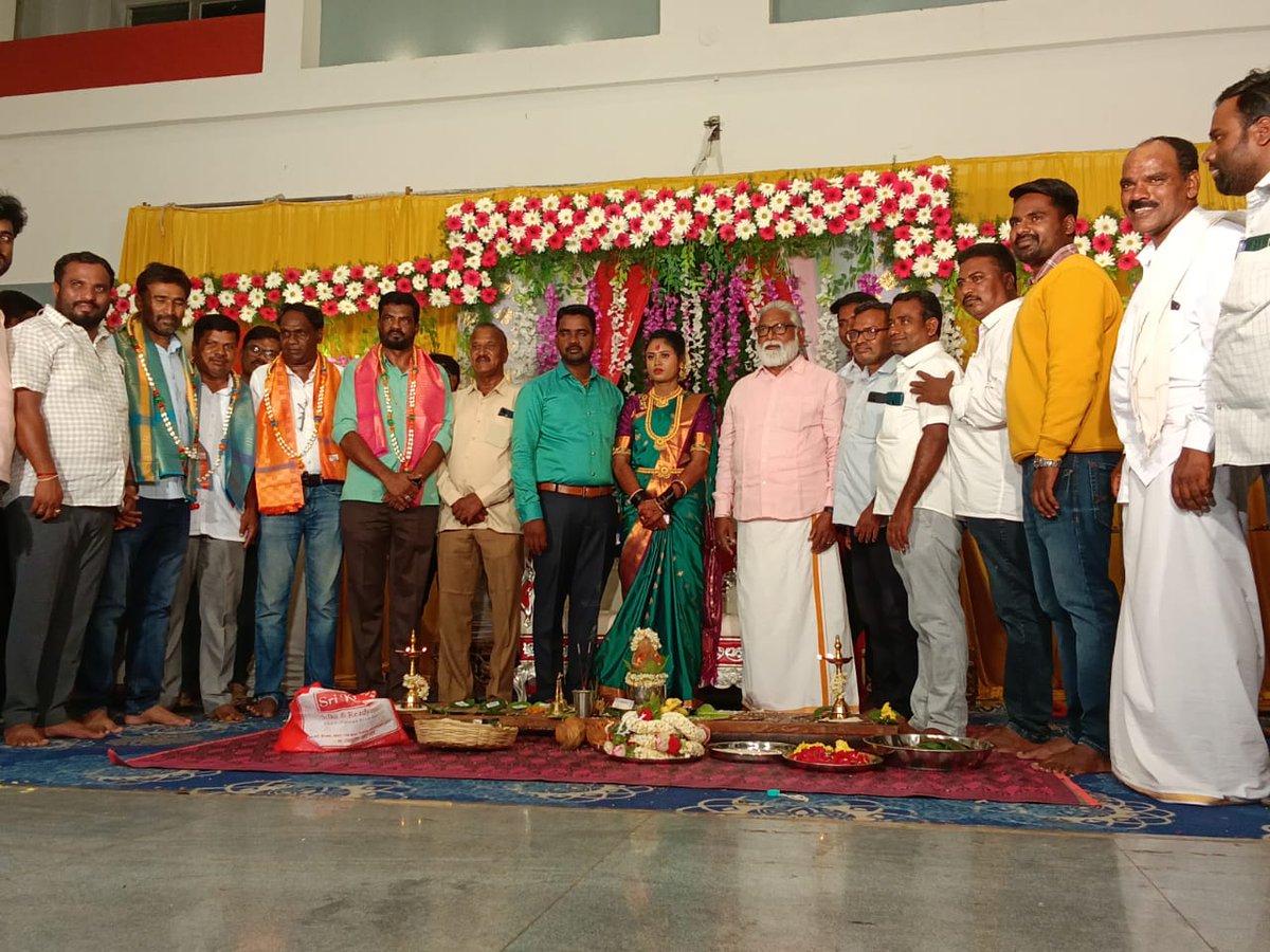 SwamyJ1983's tweet photo. ನಮ್ಮ ರೇವಣ್ಣನ ಮದುವೆ ಕಾರ್ಯಕ್ರಮದಲ್ಲಿ ಅಣ್ಣ ಎನ್. ಮಹೇಶಣ್ಣ ಜೊತೆ ನಾವು https://t.co/RdmtFI2WbC