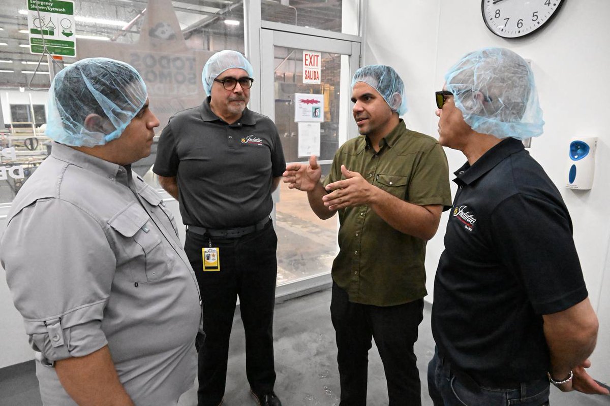 DptoAgricultura's tweet photo. El secretario @JosueERivera visitó INDULAC tras el apagón para verificar que la leche se mantiene en condiciones óptimas. Las operaciones continúan gracias a sistemas de respaldo. ¡El suministro está protegido! ⚡🥛🇵🇷
#AgriculturaPR #INDULAC #ApagonPR #LecheDePuertoRico https://t.co/Yc05gB1j2K