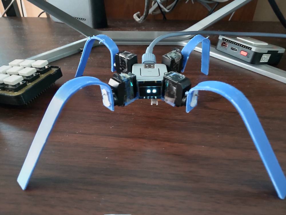 yamame61012288's tweet image. 眼の表示はうまいことできた。今度は脚が長すぎる(^^;)　 　難しいもんだな。BLEコントロールではなく、取り敢えずすべての動きを順にさせようとしたら、ビクともしません(^^;)
#NX24 #M5Atom