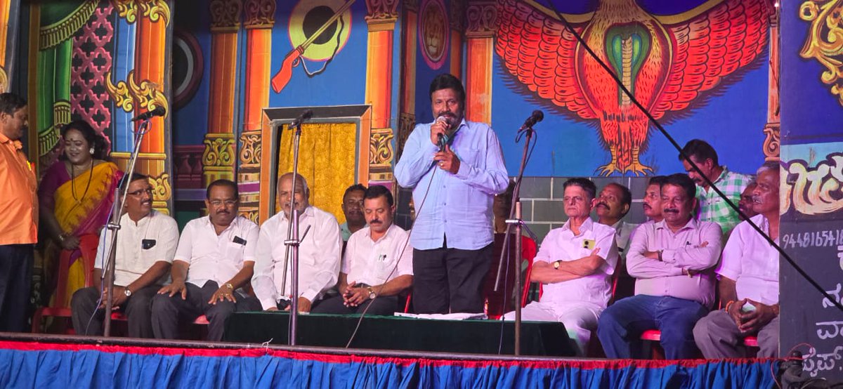 bcpatilkourava's tweet image. ವಿಶ್ವ ರಂಗಭೂಮಿ ದಿನಾಚರಣೆ ಅಂಗವಾಗಿ ಇಳಕಲ್ ತಾಲೂಕು ರಂಗಸಂಗಮ ಕಲೆ ಮತ್ತು ಸಾಂಸ್ಕೃತಿಕ ಸಂಘ ಇಳಕಲ್ ಕನ್ನಡ ಸಾಹಿತ್ಯ ಪರಿಷತ್ ತಾಲೂಕು ಘಟಕ ಕರ್ನಾಟಕ ರಾಜ್ಯ ಪ್ರಾಥಮಿಕ ಶಾಲಾ ಶಿಕ್ಷಕರ ಸಂಘ ಹಾಗೂ ಲಯನ್ಸ್ ಪರಿವಾರ ಇವರ ಸಹಯೋಗದೊಂದಿಗೆ ಹಿರೇಕೆರೂರಿನ ಗುರುಭವನದಲ್ಲಿ ಹಮ್ಮಿಕೊಳ್ಳಲಾದ ಮಲ-ಮಗಳು ನಾಟಕ ಕಾರ್ಯಕ್ರಮದಲ್ಲಿ ಭಾಗಿಯಾಗಲಾಯಿತು.