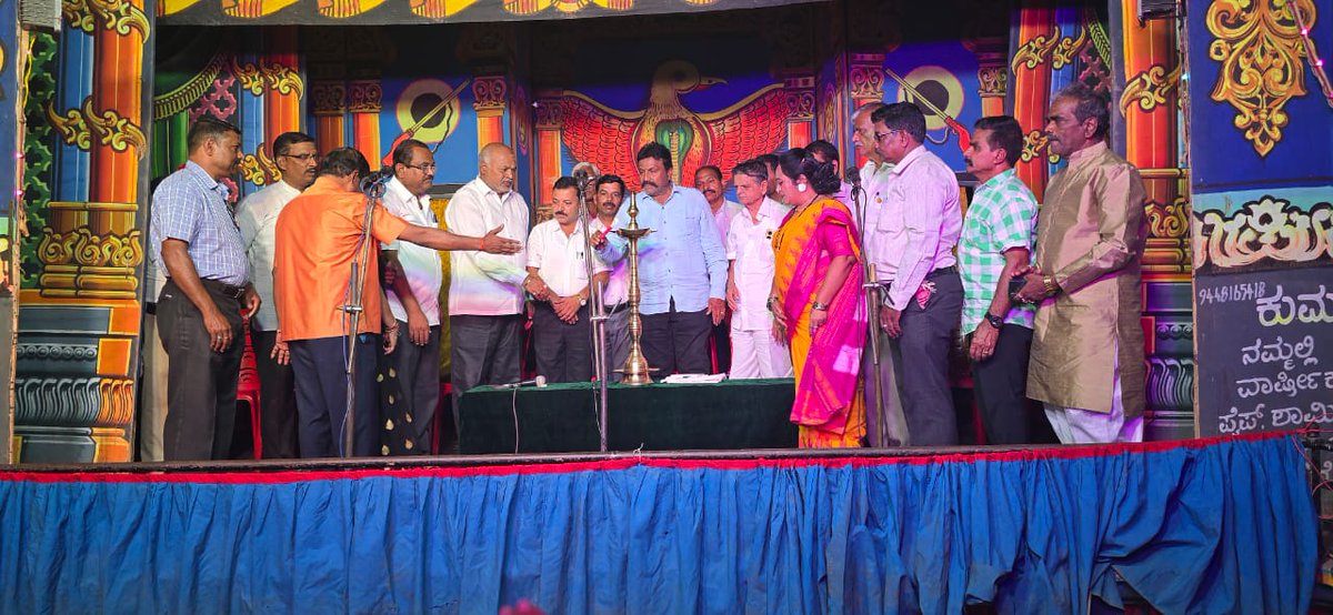 bcpatilkourava's tweet image. ವಿಶ್ವ ರಂಗಭೂಮಿ ದಿನಾಚರಣೆ ಅಂಗವಾಗಿ ಇಳಕಲ್ ತಾಲೂಕು ರಂಗಸಂಗಮ ಕಲೆ ಮತ್ತು ಸಾಂಸ್ಕೃತಿಕ ಸಂಘ ಇಳಕಲ್ ಕನ್ನಡ ಸಾಹಿತ್ಯ ಪರಿಷತ್ ತಾಲೂಕು ಘಟಕ ಕರ್ನಾಟಕ ರಾಜ್ಯ ಪ್ರಾಥಮಿಕ ಶಾಲಾ ಶಿಕ್ಷಕರ ಸಂಘ ಹಾಗೂ ಲಯನ್ಸ್ ಪರಿವಾರ ಇವರ ಸಹಯೋಗದೊಂದಿಗೆ ಹಿರೇಕೆರೂರಿನ ಗುರುಭವನದಲ್ಲಿ ಹಮ್ಮಿಕೊಳ್ಳಲಾದ ಮಲ-ಮಗಳು ನಾಟಕ ಕಾರ್ಯಕ್ರಮದಲ್ಲಿ ಭಾಗಿಯಾಗಲಾಯಿತು.