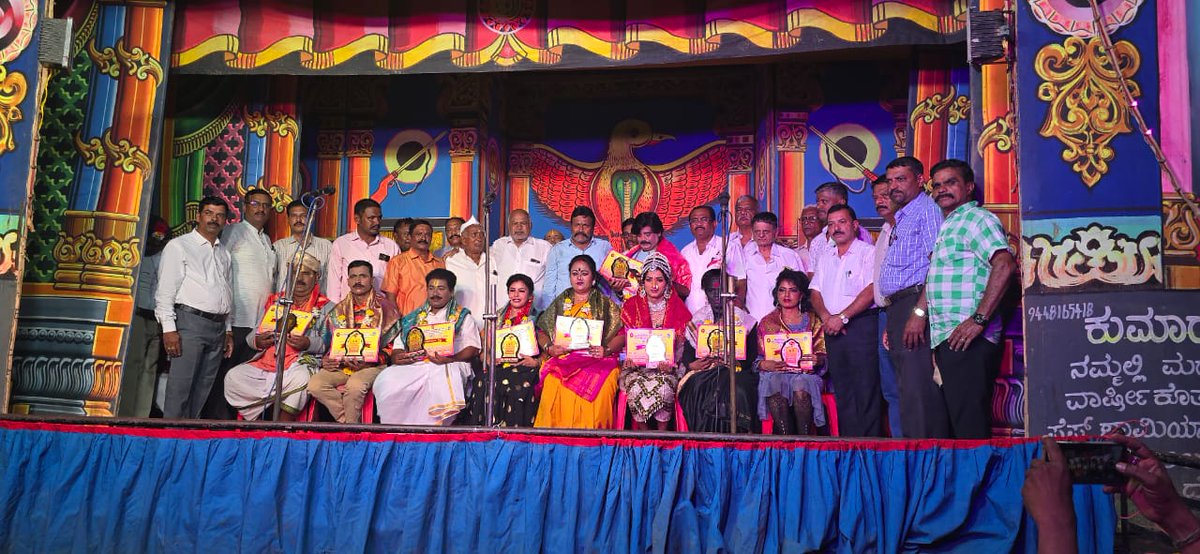bcpatilkourava's tweet image. ವಿಶ್ವ ರಂಗಭೂಮಿ ದಿನಾಚರಣೆ ಅಂಗವಾಗಿ ಇಳಕಲ್ ತಾಲೂಕು ರಂಗಸಂಗಮ ಕಲೆ ಮತ್ತು ಸಾಂಸ್ಕೃತಿಕ ಸಂಘ ಇಳಕಲ್ ಕನ್ನಡ ಸಾಹಿತ್ಯ ಪರಿಷತ್ ತಾಲೂಕು ಘಟಕ ಕರ್ನಾಟಕ ರಾಜ್ಯ ಪ್ರಾಥಮಿಕ ಶಾಲಾ ಶಿಕ್ಷಕರ ಸಂಘ ಹಾಗೂ ಲಯನ್ಸ್ ಪರಿವಾರ ಇವರ ಸಹಯೋಗದೊಂದಿಗೆ ಹಿರೇಕೆರೂರಿನ ಗುರುಭವನದಲ್ಲಿ ಹಮ್ಮಿಕೊಳ್ಳಲಾದ ಮಲ-ಮಗಳು ನಾಟಕ ಕಾರ್ಯಕ್ರಮದಲ್ಲಿ ಭಾಗಿಯಾಗಲಾಯಿತು.