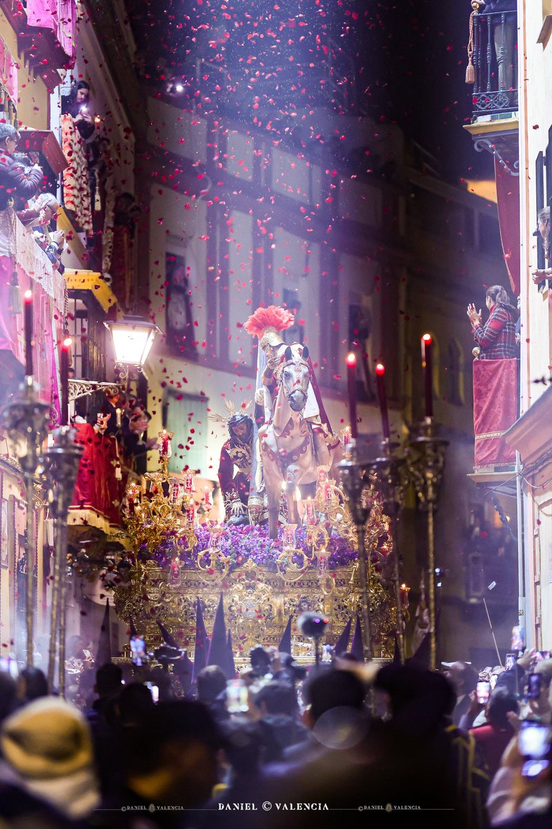 Flor para Dios en Triana
#SSantaSevilla25 #Madruga2025