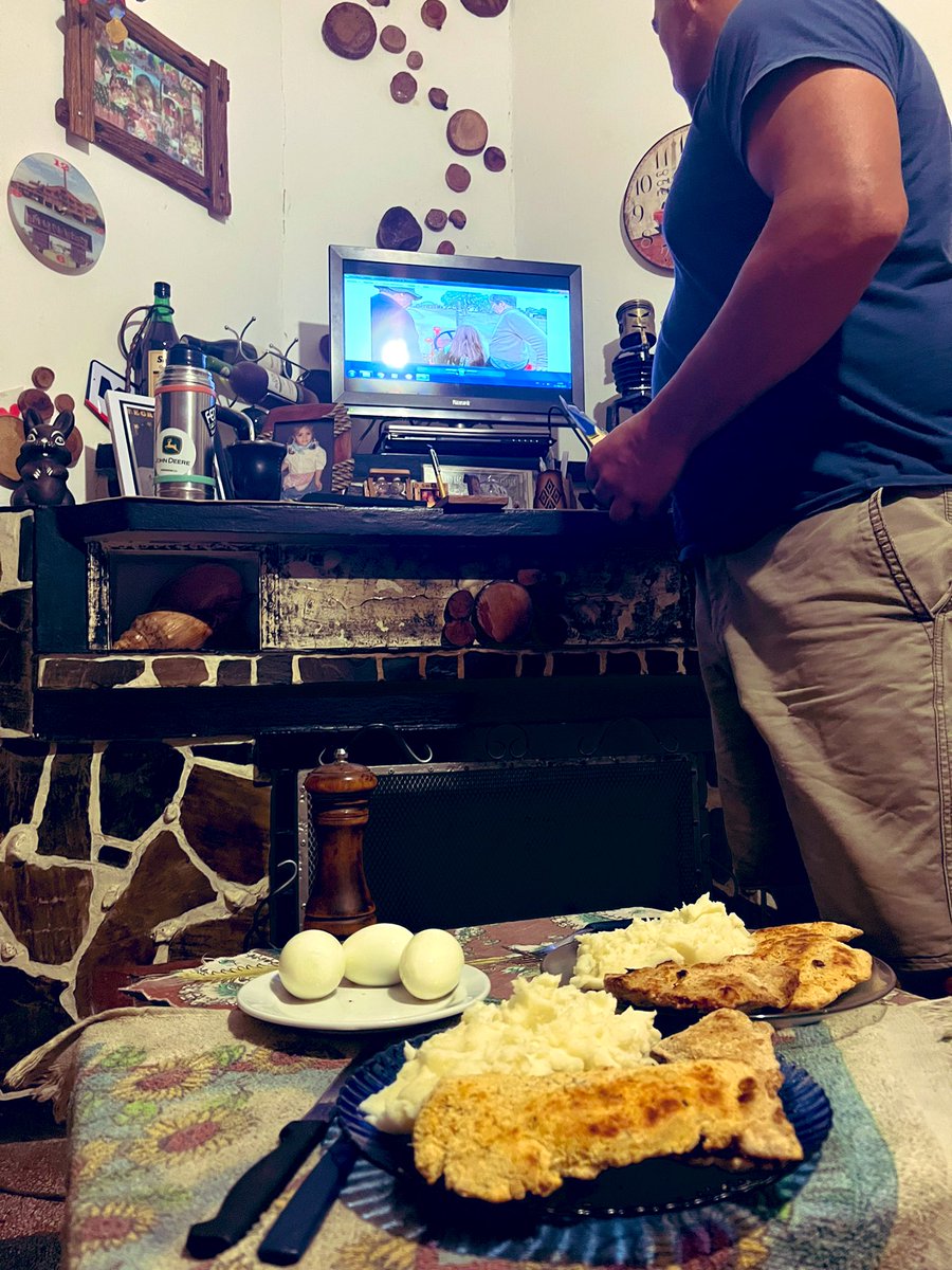 ellos están en el festival del Olimar, pero yo estoy con mi papá mirando fotos de cuando era chiquita, mientras comemos milanesa con puré (gané yo)