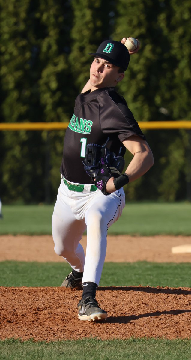 It was a hot night for the bats! <a href="/ShaunDiBello/">Shaun DiBello</a> <a href="/BaileyDevin14/">Devin Bailey</a> <a href="/leland_condran/">q</a> <a href="/_evanniehaua9/">Evan Niehaus</a> all with 2H and <a href="/Sawyer_Floyd4/">Sawyer Floyd</a> with 4H! The reliever <a href="/gerzchase22/">Chase</a> kept it tight for 4 innings while holding the opposition to just 1ER and notched 5K's picking up the W, 9-5 over ELCO. 💪