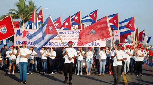 Nuestros médicos y trabajadores de la Salud encabezarán el desfile del Primero de Mayo!!! 
Médicos y no bombas!!! #CubaVencerá