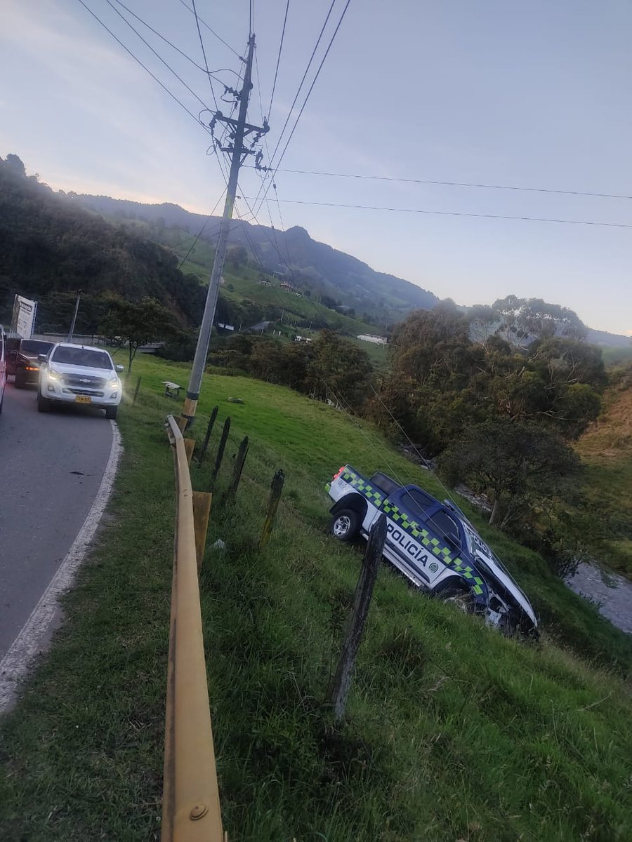 lavozdelgeneral's tweet photo. 🤚🏻Rechazamos el atentado con explosivos contra un vehículo de la Policía en San Pedro de los Milagros.
 Tres uniformados resultaron afectados. 
🛑La violencia no puede seguir siendo el lenguaje de quienes quieren imponer el miedo. ⬇️
 #NoMásViolencia #SanPedroDeLosMilagros https://t.co/tcwI3ho6Pl