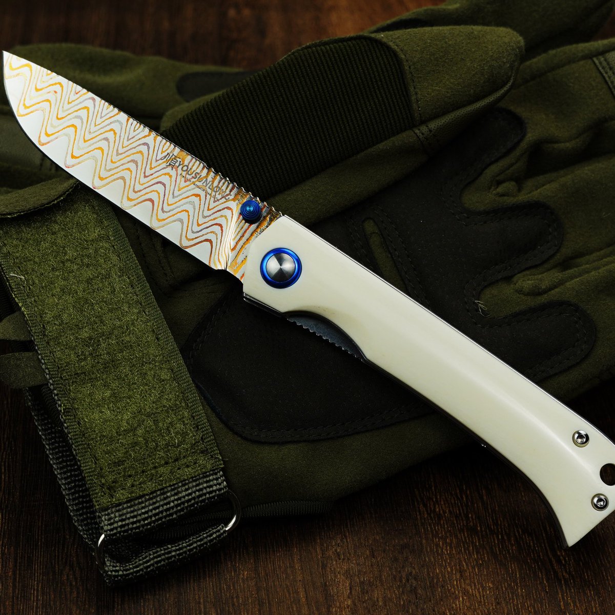 SunlongKnives's tweet photo. 🔥 Friday's Blade Drop:
Introducing our Damascus pocket knife with a vibrant cover and a brass Damascus steel blade. A must-have for EDC enthusiasts.
#EDC #DamascusSteel #KnifeLife #PocketKnife #EverydayCarry #BladeDrop https://t.co/944plxCNsH
