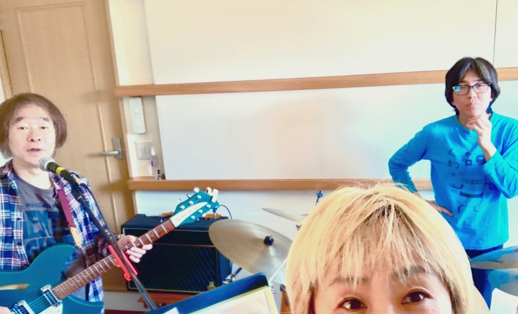 ftnekoppa's tweet photo. 躑躅の咲き始めた今日この頃、
5mmもそろそろ見頃を迎えつつあります。

そうです
近々5mmのワンマンライブがあるのです。
初ワンマン
西荻窪テラにて4/27のお昼！
是非駆けつけると良いです。

5mmワンマン
4/27@西荻窪Terra 昼
開場12:00 開演12:30
前売り¥3,000 当日3,500 https://t.co/2u5AkBWUPu